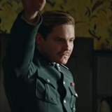 Nacistického důstojníka si ve filmu zahrál německý herec Daniel Brühl.
