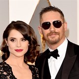 Nominovaný herec Tom Hardy vyrazil na předávání Oscarů se sexy manželkou...