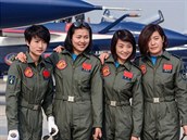Yu Xu (druhá zprava) snila o tom stát se astronautkou.