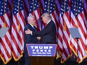 Mike Pence a Donald Trump si navzájem gratulují.