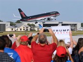 Trumpovo letadlo se zvedá ze zem.