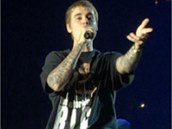 Justin Bieber pistupoval k fanoukm s pokorou, zpíval vak na playback. Má to...