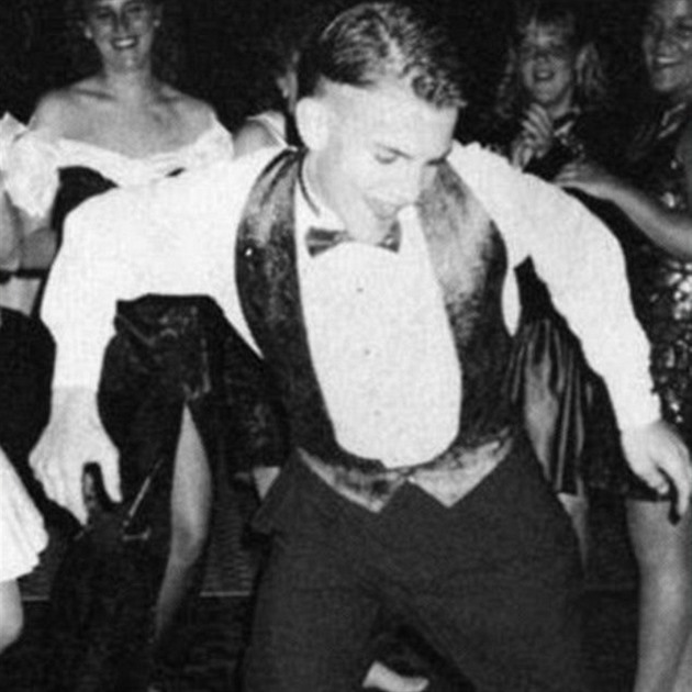 Elegn Ashton Kutcher to rozt na maturitnm plese.