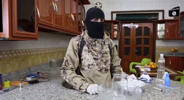 Jak pipravit bombu? Bojovník Islámského státu to pedvádí na novém videu.