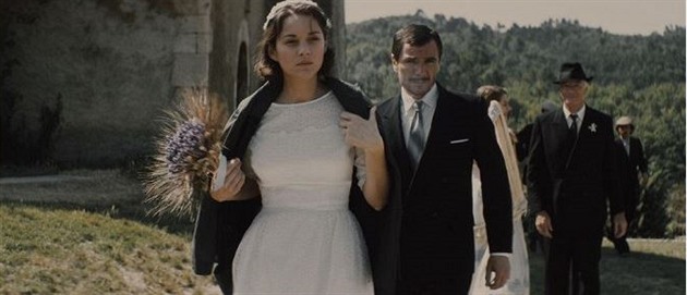 Nespoutanou Marion Cotillard ve filmu Kameny bolesti provdaj proti jej vli.