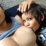Intimní momenty mateřství Tasha dokonce i natáčí a nahrává na Youtube.