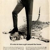 Mužská noha na dívčí hlavě. Staré reklamy si se sexismem hlavu opravdu nelámaly.