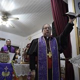 Vedouc instituce, luternsk pastor Manuel Acua (54).