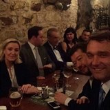 Alexandr u jednoho stolu s Tomiem Okamurou, Marinou Le Pen a Karlem...