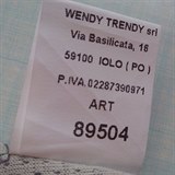 Přehoz má na vnitřní cedulce italskou módní značku WENDY TRENDY.
