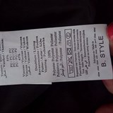 Koženková bunda uvádí, že byla vyrobena v Číně pod značkou B. STYLE.