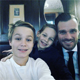 Jakub sdílí na Instagram snímky s bráchou a tátou.