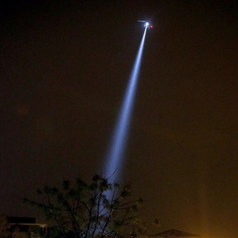 Do ptrn se zapojily i helikoptry, kter proesvaly s reflektory okol...