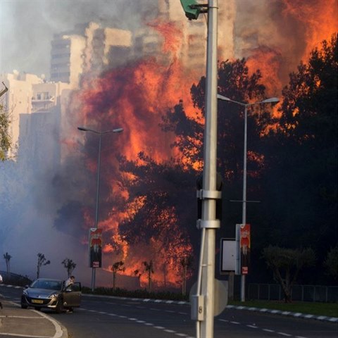 Nejhor je situace ve mst Haifa, kde muselo bt evakuovno 60 tisc lid.