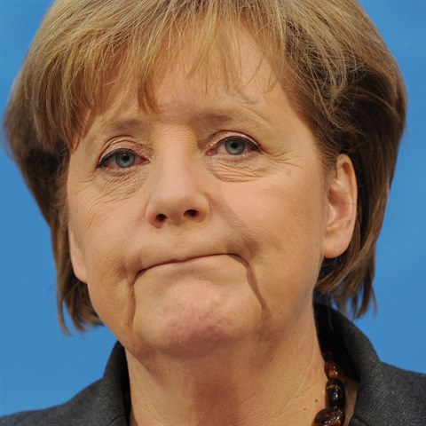 Nmeck kanclka Angela Merkelov otoila svj postoj k uprchlkm. Ty nejprve navrhovala bezmezn pijmat, nyn hroz deportacemi.
