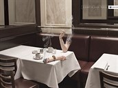 Cigarety kouí lidi, ne naopak. Reklama, která upozoruje na závislost na...