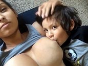 Intimní momenty mateství Tasha dokonce i natáí a nahrává na Youtube.