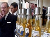 Fernandez vydlal miliardy na prodeji celosvtov populárního piva Corona Extra.