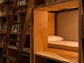 Pímo mezi policemi plnými knih se leze na místa na spaní