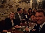 Alexandr u jednoho stolu s Tomiem Okamurou, Marinou Le Pen a Karlem...