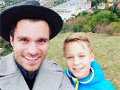 Kontroluje Leo synovi Instagram?