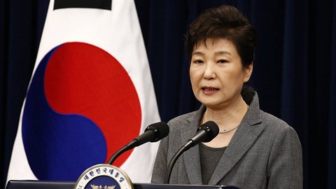 Prezidentka Jiní Koreje Pak Kun-hje byla po masivních protestech veejnosti...