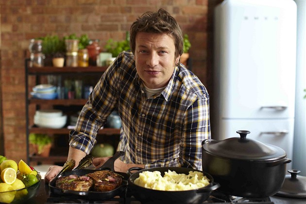 Jamie Oliver v kuchyni.