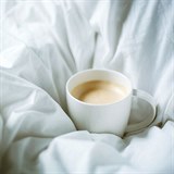 Kávu si v posteli dávejte raději jen ráno, kdy se vám to, že po jejím vypití...