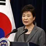 Prezidentka Jižní Koreje Pak Kun-hje byla po masivních protestech veřejnosti...