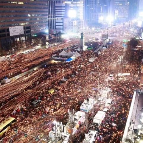 Protesty proti prezidentce vyhnaly do ulic pes milion Jihokorejc. Jednalo se...