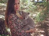 Na fotce s koalou; píroda ji evidentn miluje. A kdo by nemiloval!
