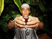 Bhem rituál mli Mía a Petr pít tradiní posvátný nápoj v Amazonii,...