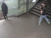 Skupinka mladík napadla nicnetuící enu, která la ze schod do metra.