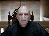 Lidská podoba Lorda Voldemorta v podání Ralpha Fiennese,