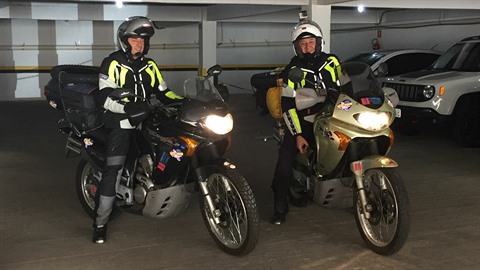 Dvojice italských turist cestovala na motocyklech Brazílií, kde jen GPS...