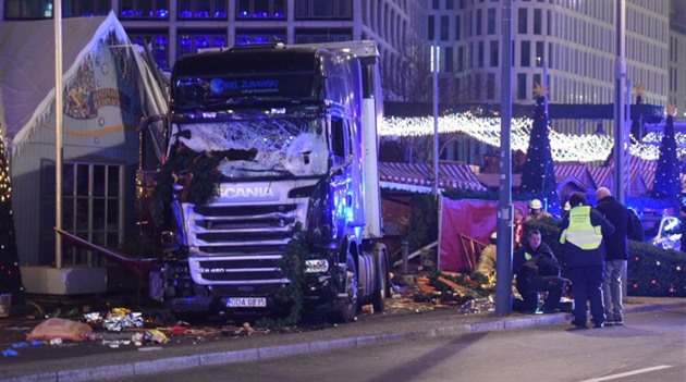 Do stánku na vánoním trhu v Berlín najel kamion.