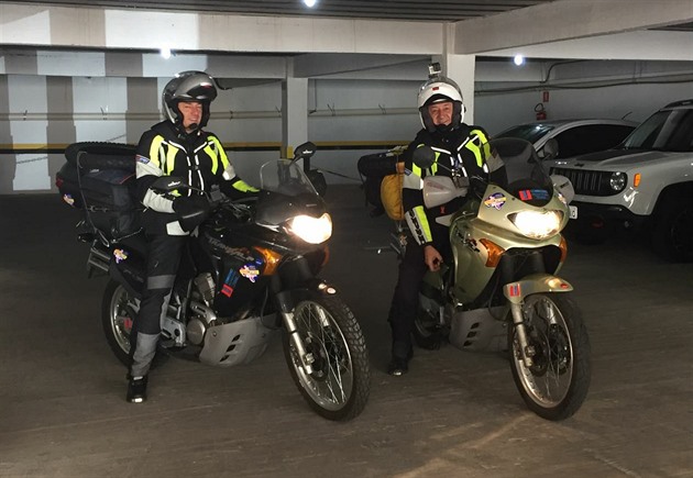 Dvojice italských turist cestovala na motocyklech Brazílií, kde jen GPS...