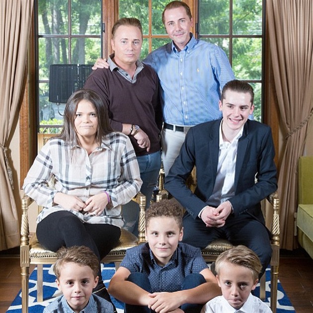 Britský homosexuální pár Barrie a Tony Drewitt-Barlowovi mají hned 5 dětí, které jim porodily náhradní matky. Protože kluků je více než holek, rozhodli se gay manželé, že si pořídí trojčátka - holčičky.