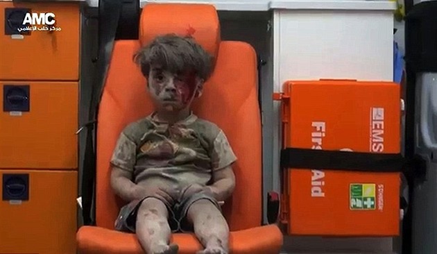 okovan syrsk chlapec Omran v sanitce po zsahu bhem oblhn Apleppa se...