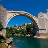 Historický Stari Most v Mostaru byl po jugoslávské válce znovu postaven přesně...