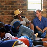Harry s africkými dětmi v Lesothu, kam se rád vrací. Rukama tam pro ně...