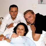 Prostředního Orlanda homosexuálnímu páru porodila jejich kamarádka Donna.