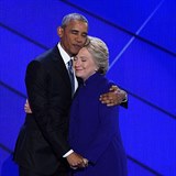 Poslední objetí poražených Demokratů. Končící prezident USA Barack Obama vřele...