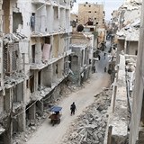 Vtina dom je rozbombardovan, ve mst netee voda a nefunguje elektina a vude se vl hromady suti. Kdo mohl, ten z Aleppa utekl.