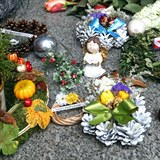 Velk st smuten vzdoby je na Havlov hrobu u od podzimu, kdy se jeho pamtce lid pili poklonit 28. jna a 17. listopadu.