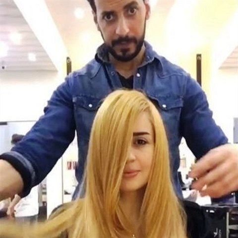 Z�kaznice p�i�la s teplou blond barvou vlas� a p��la si n�co, co nebude tak z��it.