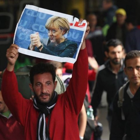 Od uprchlk pomalu zan dvat ruce pry i Angela Merkelov.