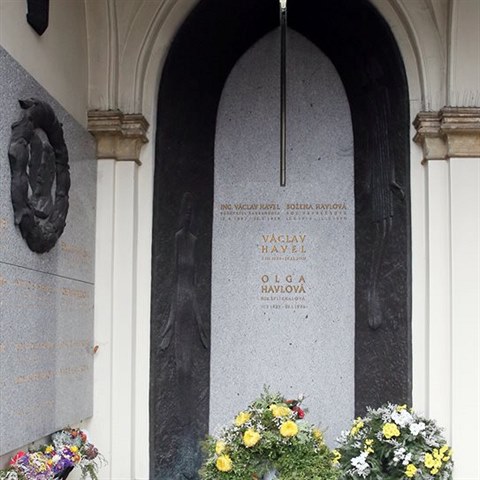 Hrob na Vinohradskch hbitovech sdl Havel spolu se svou prvn enou Olgou a...