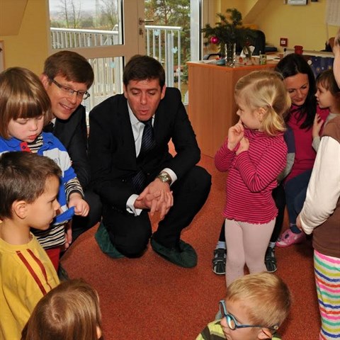I krajští radní Jan Skopeček a Martin Kupka si to mezi dětmi ve školce užívali.