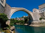 Historický Stari Most v Mostaru byl po jugoslávské válce znovu postaven pesn...